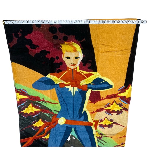 Disney Captain Marvel Beach Towel NWOT Loot Crate Marvel - Picture 3 of 8